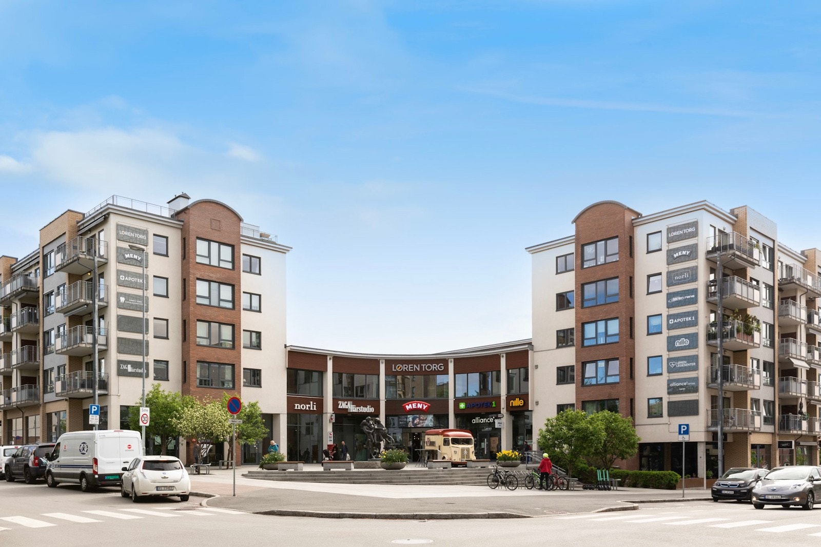 Løren senter med diverse serveringssteder og butikker ligger få minutters gange unna. Galleribilde