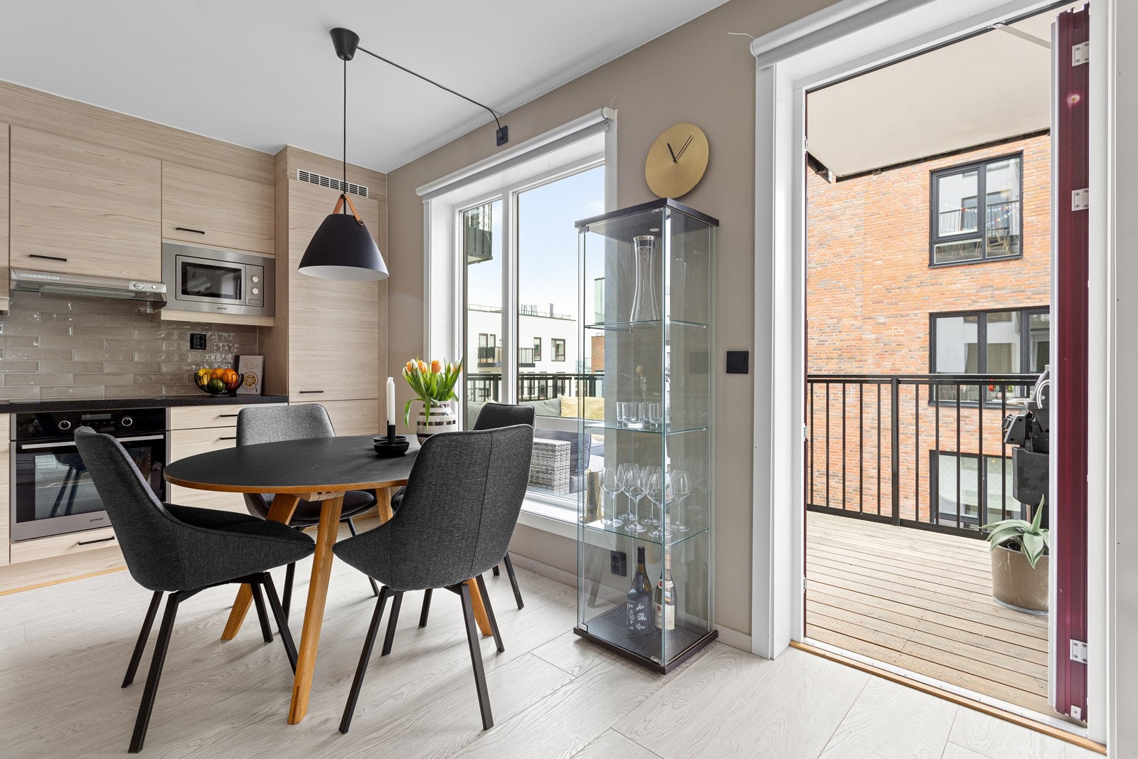 Fra stue/kjøkken kommer du ut på deilig balkong. Galleribilde