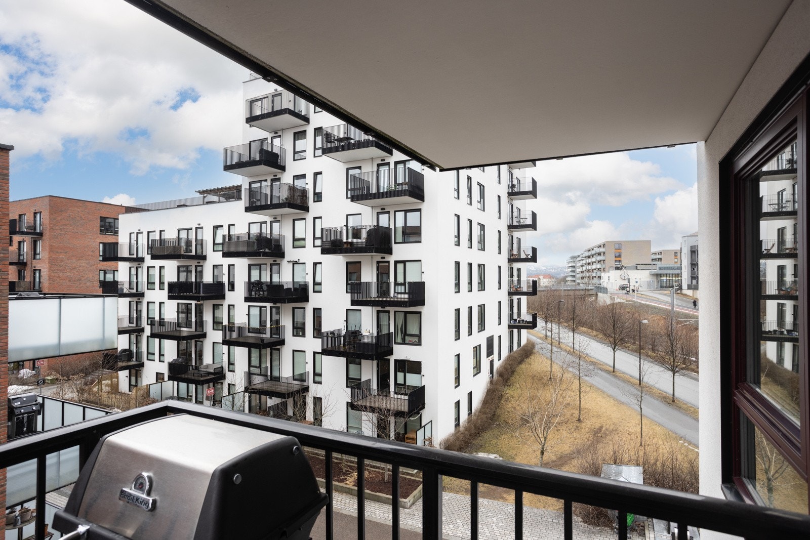 Fra leiligheten har du en fin utsikt ut over nærområdet og helt opp til Holmenkollen på klarværsdager. Galleribilde