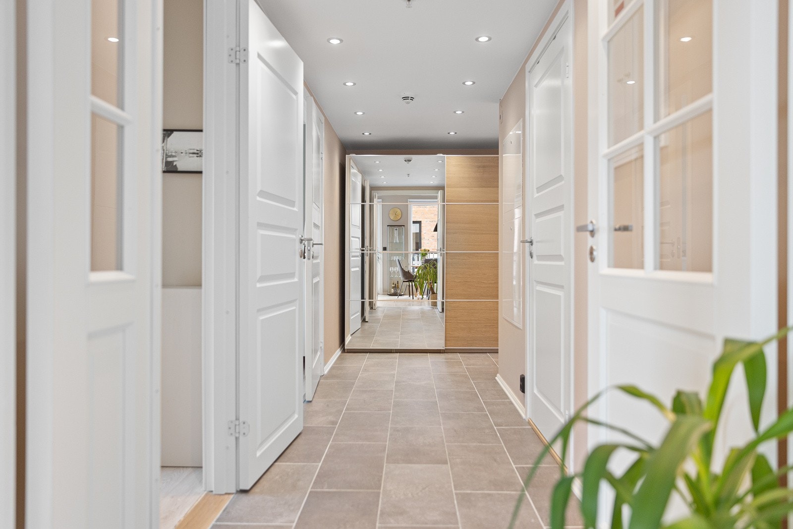 Romslig entré med downlights, flislagt gulv og stort garderobeskap. Galleribilde