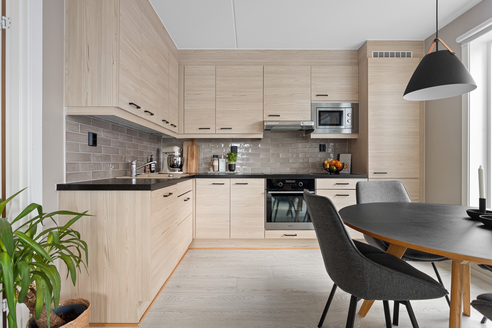 Her får du svært godt med både skap- og benkeplass. Galleribilde