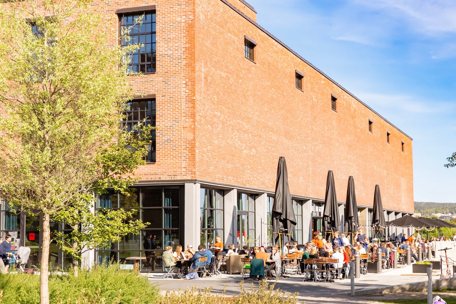 Kort vei til Vinslottet på Hasle der du finner et rikt utvalg av butikker og serveringssteder. Galleribilde