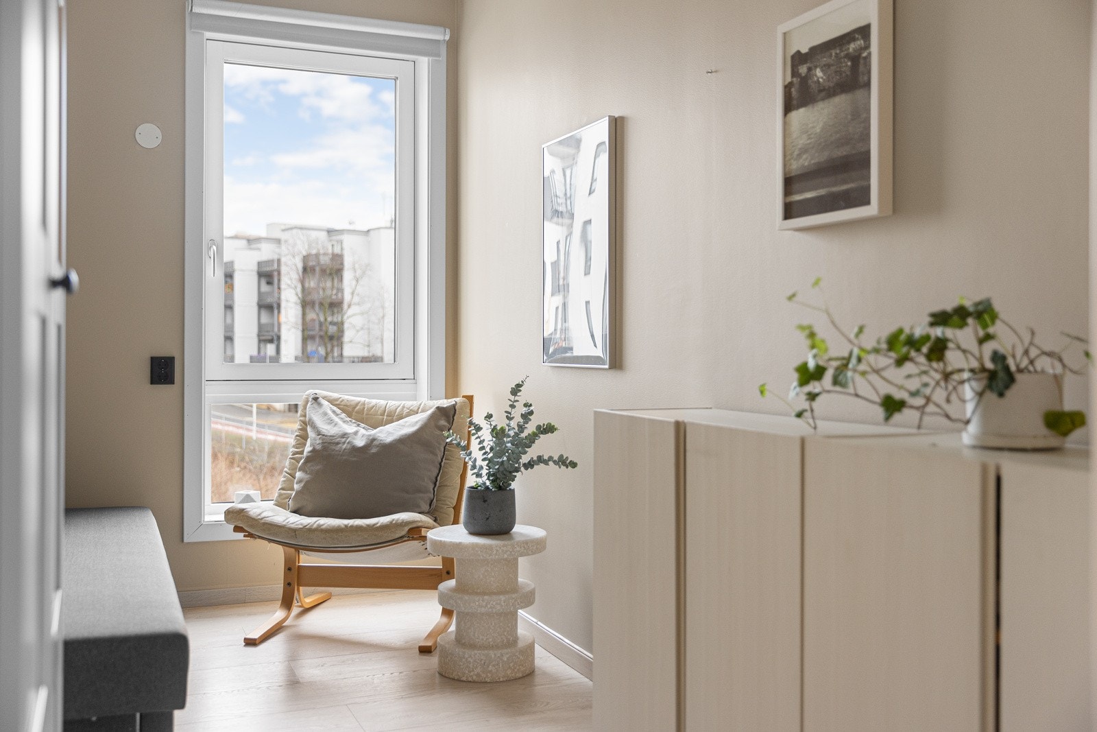 Leiligheten har gjennomgående pene overflater og delikate fargevalg. Galleribilde