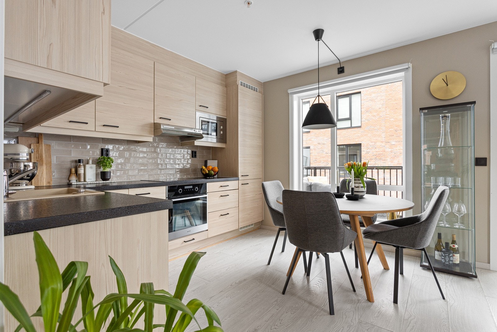 Lekkert Sigdal kjøkken fra byggeår med integrerte hvitevarer. Galleribilde