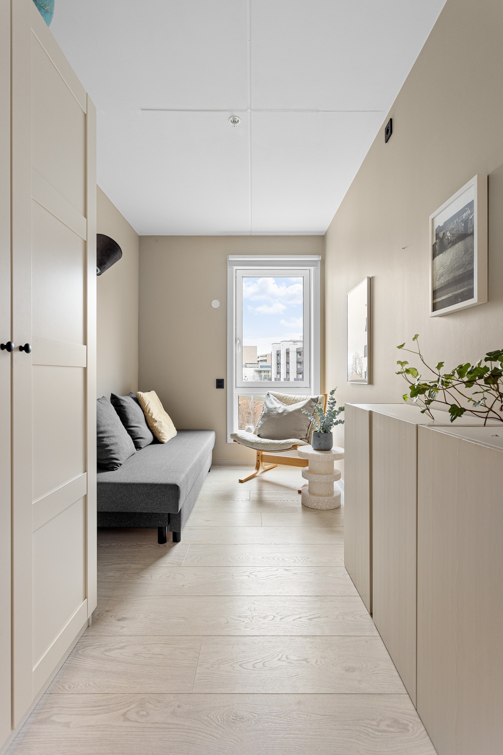 Soverom 2 har en god størrelse der du har plass til seng, skrivebord og garderobeskap. Galleribilde