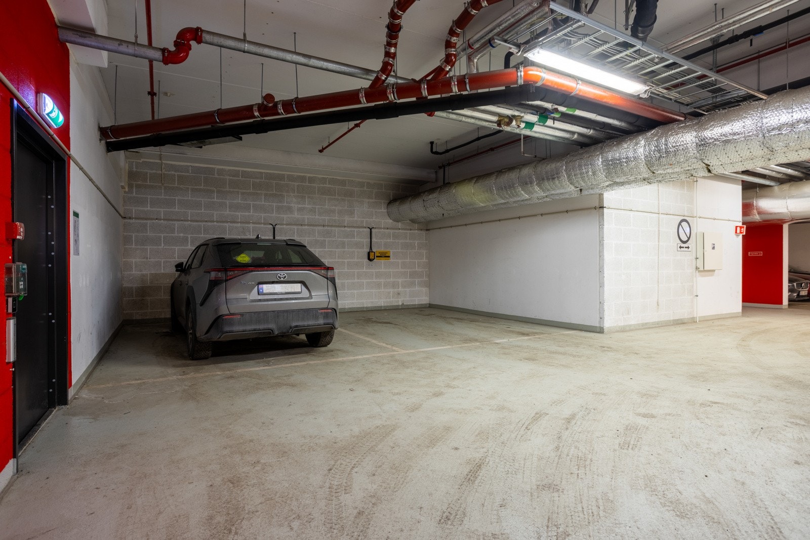 Romslig garasjeplass i felles garasje kan kjøpes med for kr 500 000,- Galleribilde