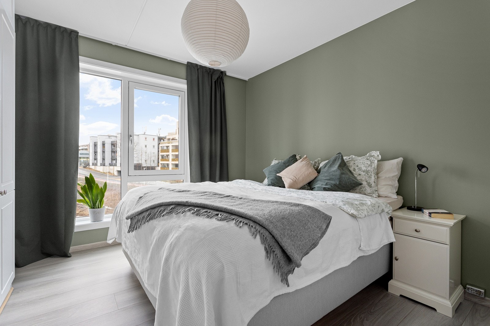 Hovedsoverom med god plass til stor dobbeltseng. Galleribilde