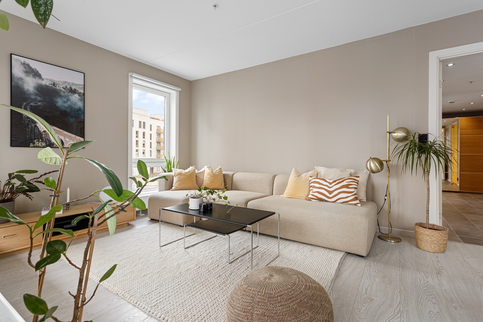 Her har du plass til en stor sofagruppe med tilhørende møblement. Galleribilde