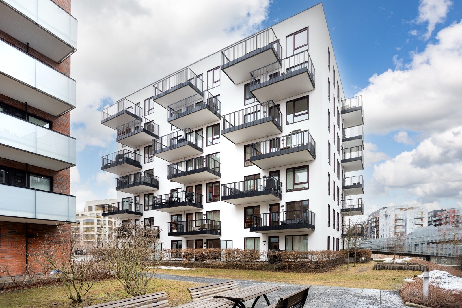 Flotte fellesområder med beplantning og sitteplasser. Galleribilde