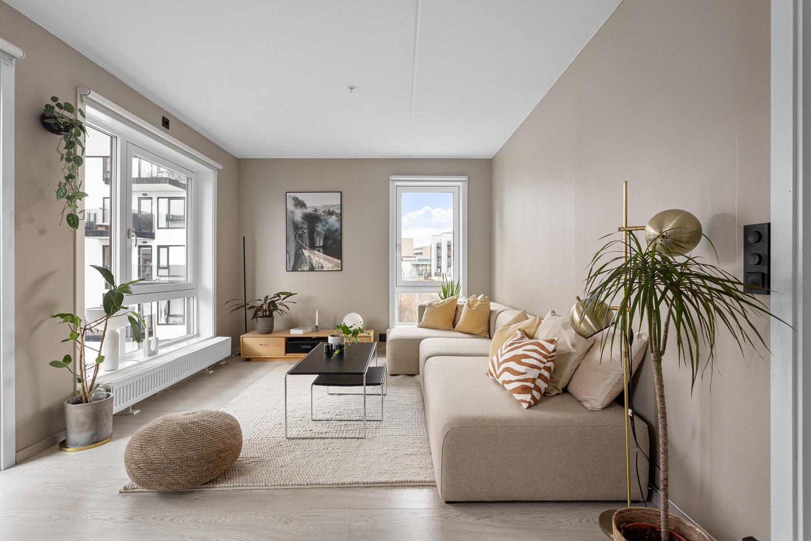 Flott hjørnestue med store vinduer og gode møbleringsmuligheter. Galleribilde