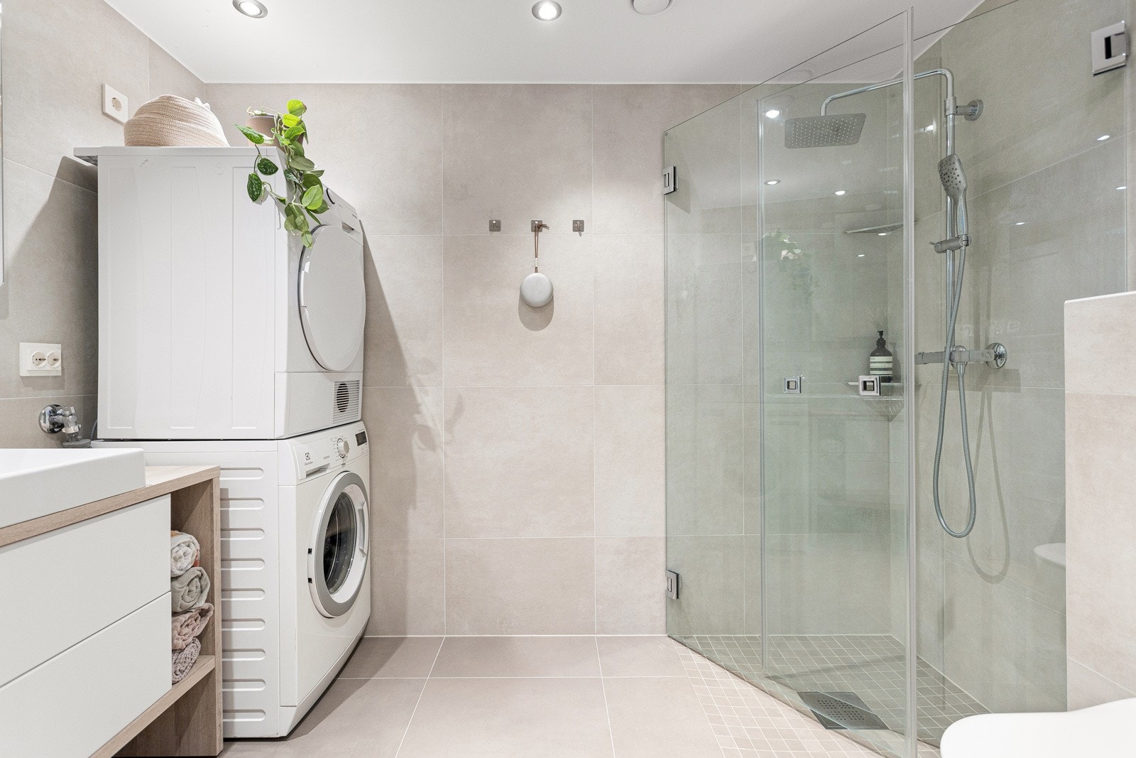 Stort og delikat bad som ble modernisert med nye fliser og inventar i 2022. Galleribilde