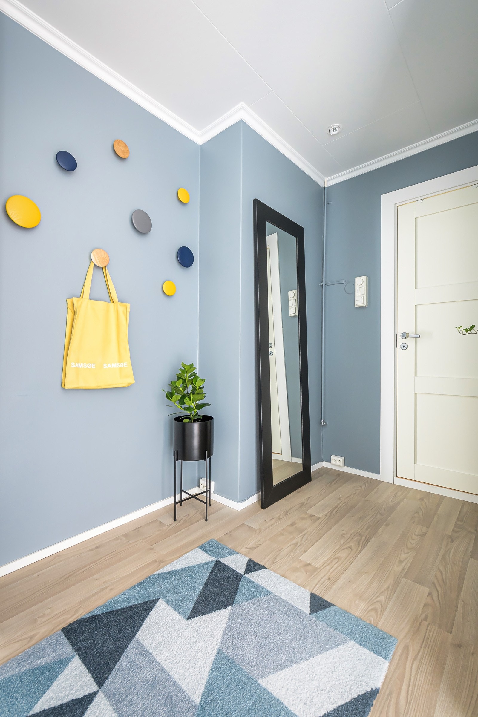 Entréen har god standard med laminat på gulv, glatte overflater malt i en nydelig blåfarge og downlights i himlingen. Galleribilde