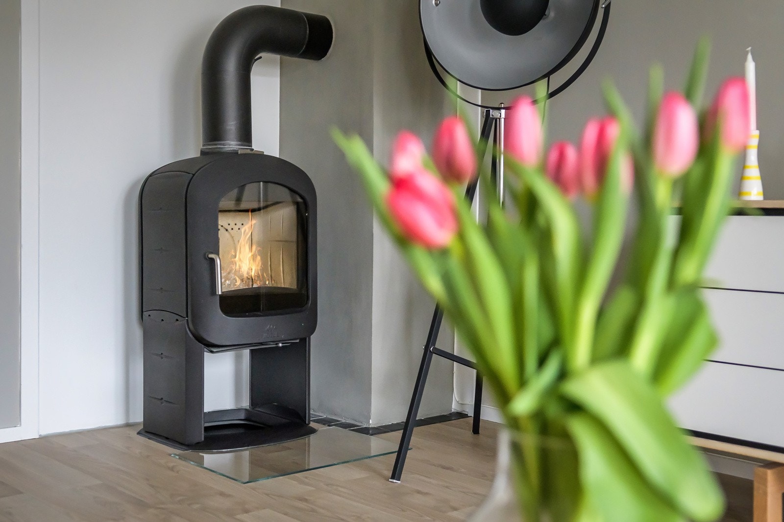 I hjørnet av stuen har du en koselig vedovn som varmer godt på kalde høst- og vinterdager, samt bidrar til hygge. Galleribilde