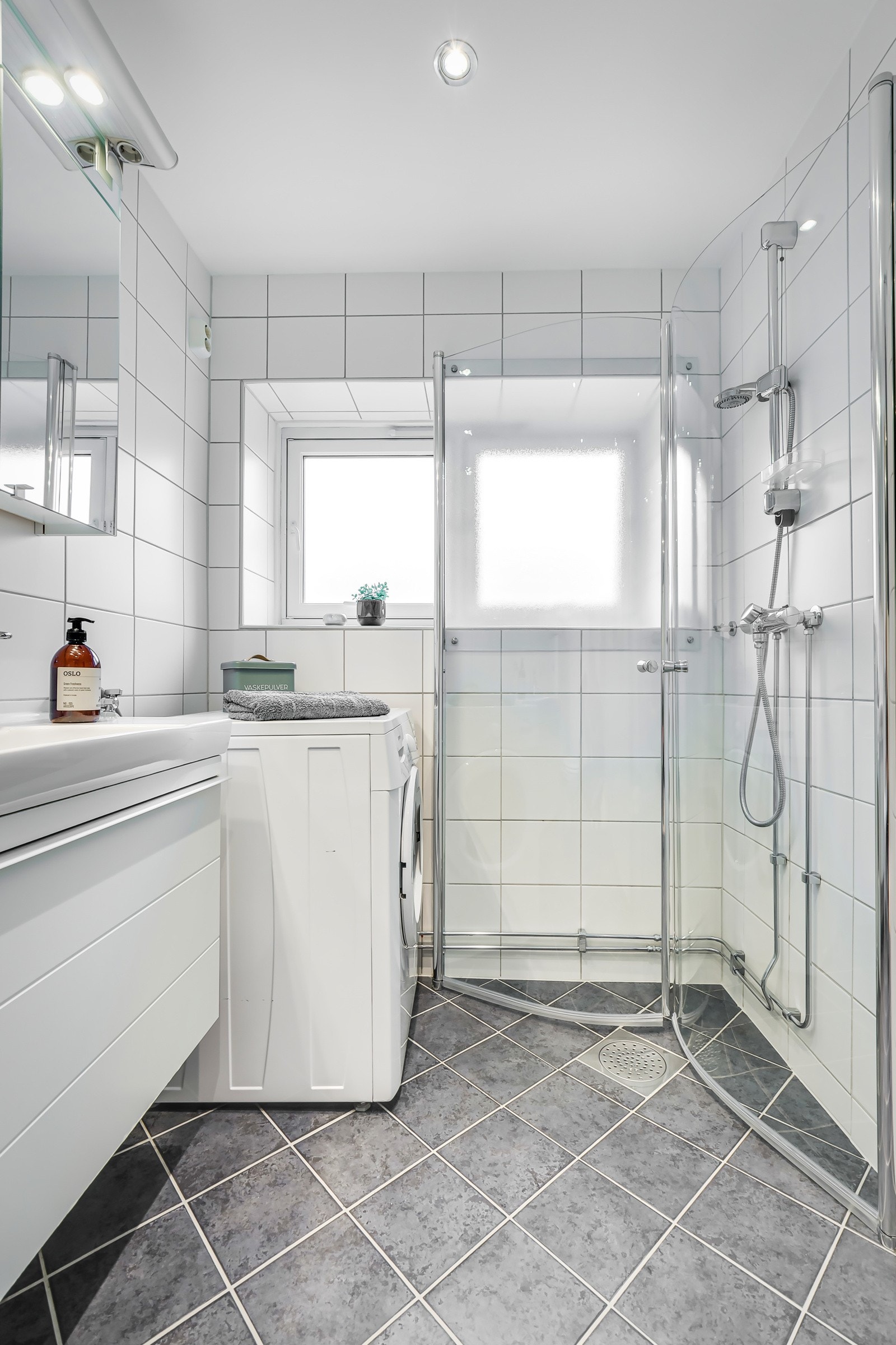 Baderommet er også utstyrt med dusjhjørne med innfellbare glassdører og vegghengt toalett. Galleribilde