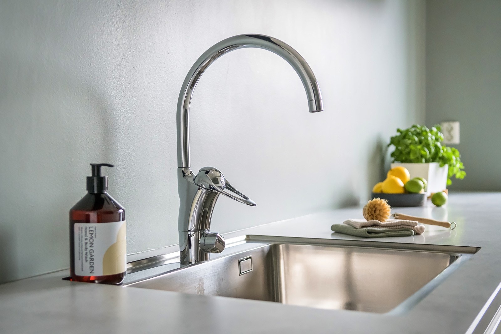 Kjøkkenet er fullt utstyrt med integrerte hvitevarer som medfølger i handelen. Integrerte hvitevarer som nedfelt platetopp, stekeovn i høyskap, oppvaskmaskin og kjøleskap med frysedel. Galleribilde