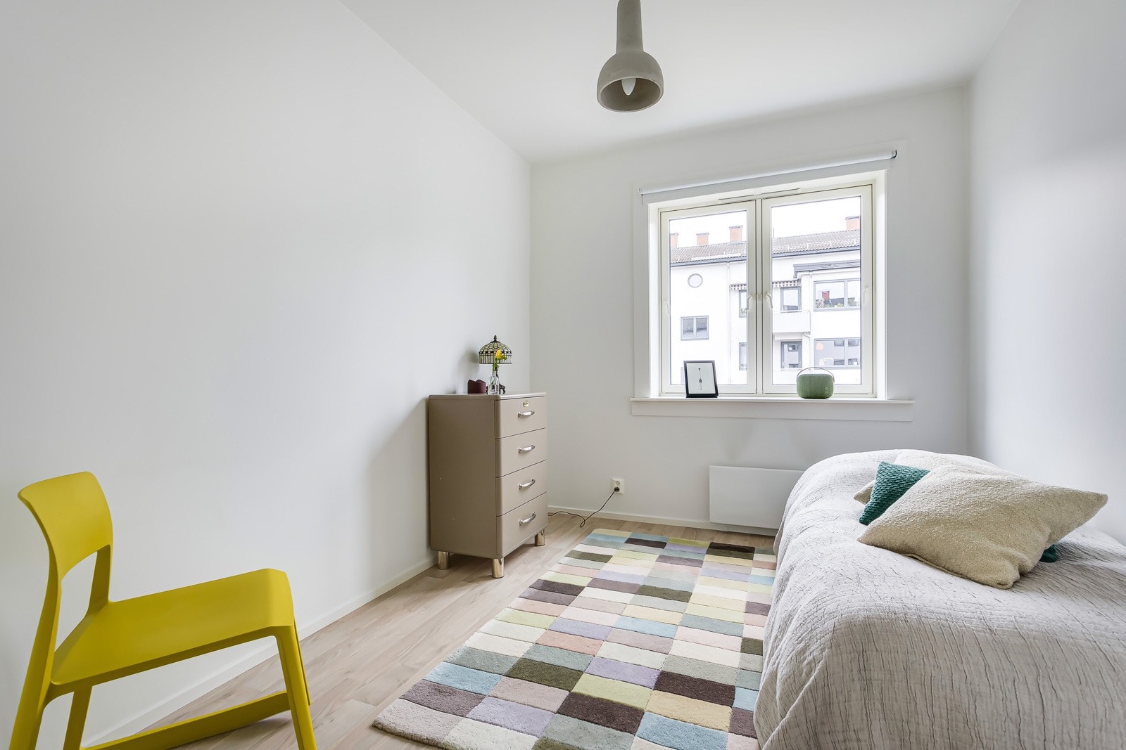 Soverommet har samme gode standard som resten av leiligheten med laminat på gulv og glatte lysmalte overflater. Galleribilde