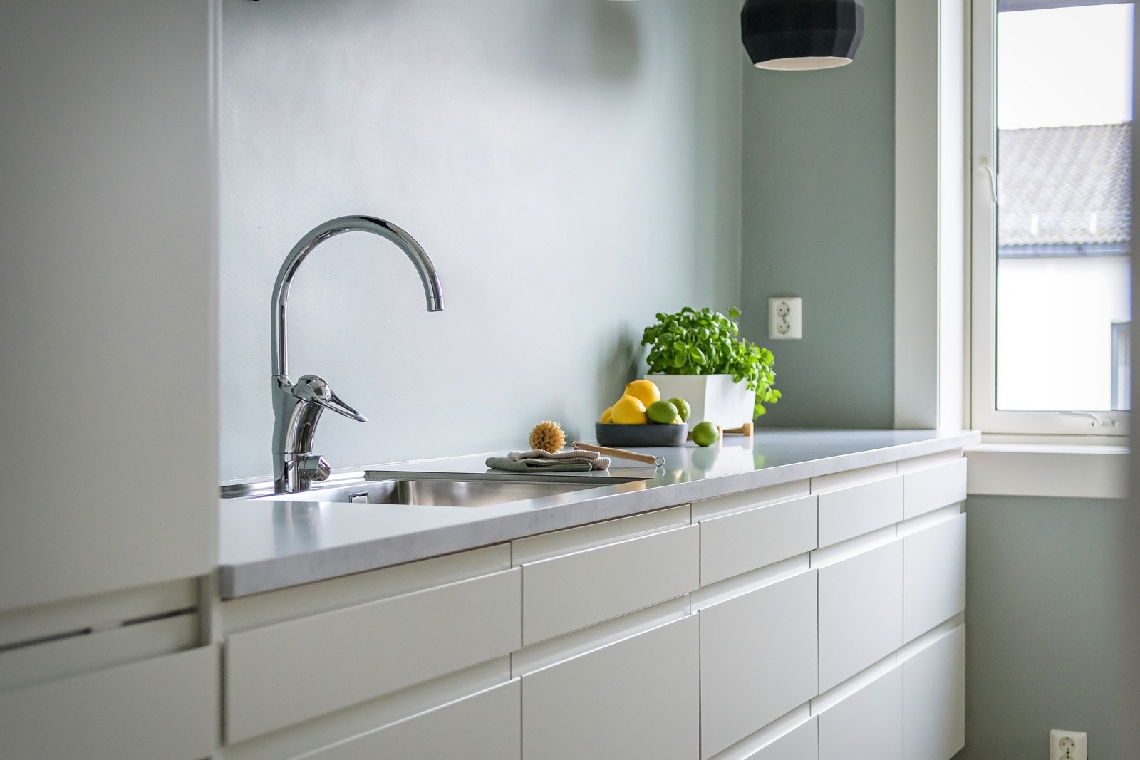 Innredningen har hvite glatte fronter og flott laminert benkeplate med underlimt oppvaskkum. Galleribilde