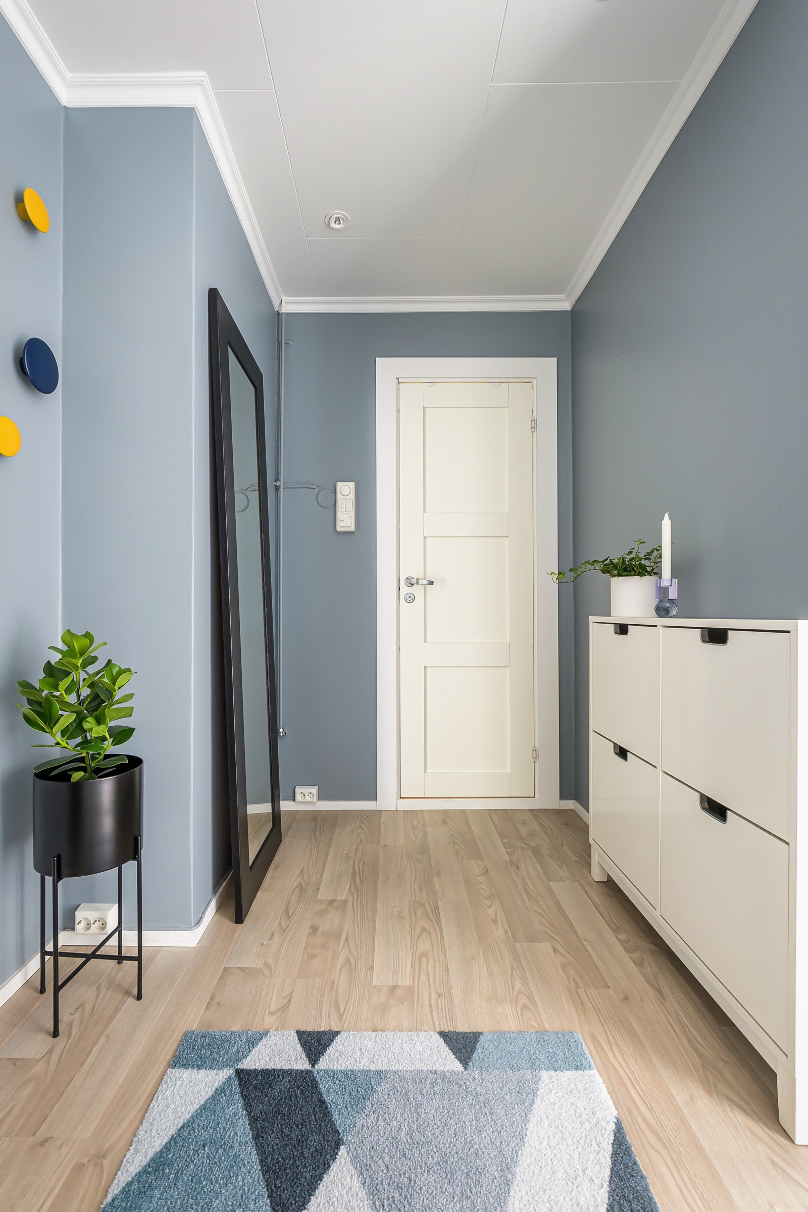 I entréen har du plass til oppheng av yttertøy og sko i medfølgende skoskap. Galleribilde