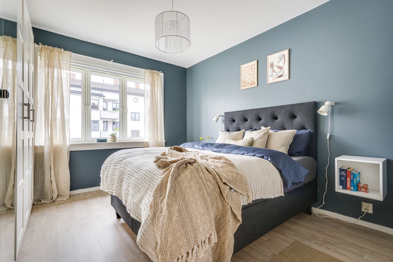 Leiligheten har et lyst og innbydende hovedsoverom av god størrelse. Stor vindusflate og god takhøyde på ca. 2,6 meter gir en luftig romfølelse. Galleribilde