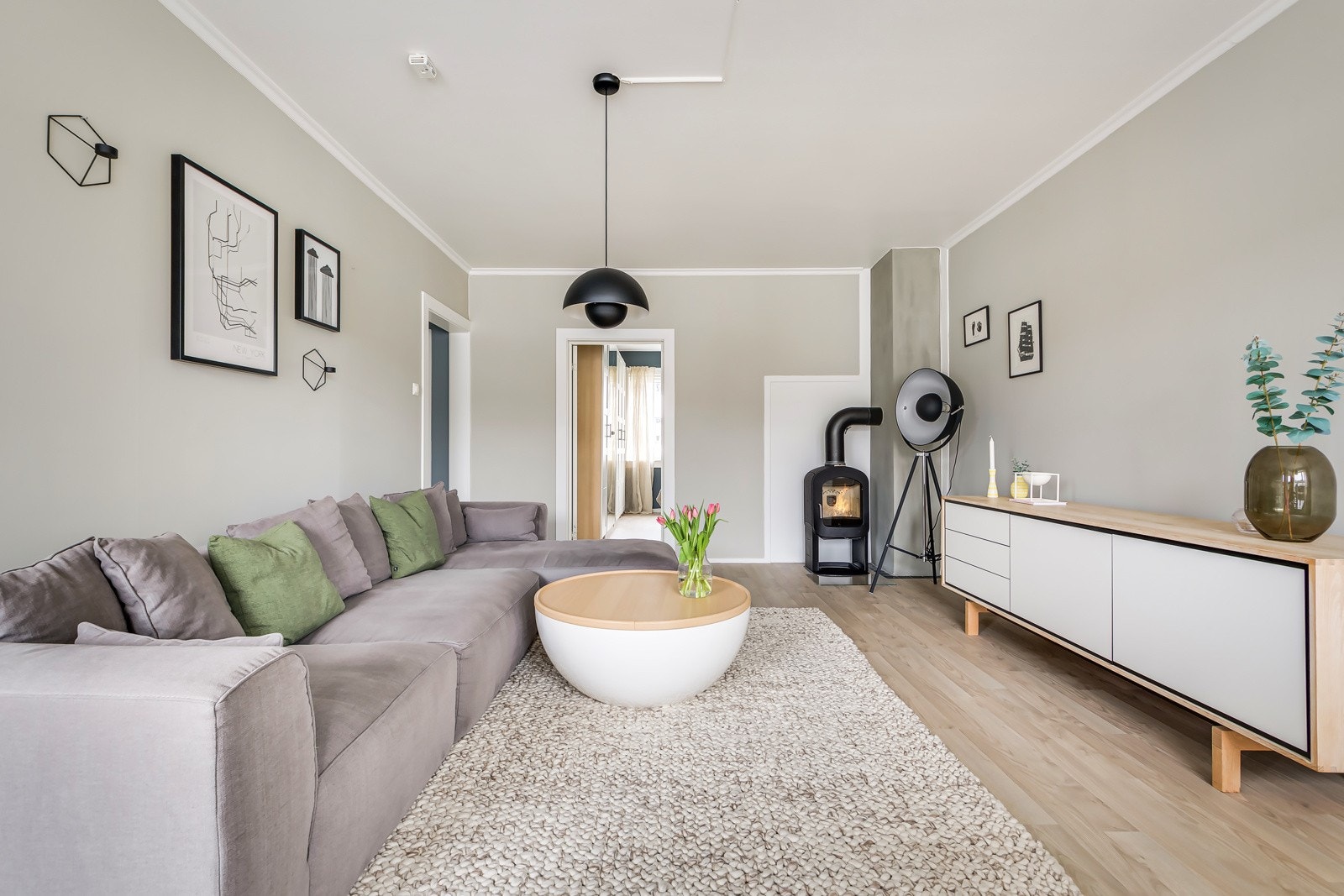 Lysinnslippet sammen med den gode takhøyden på ca. 2,6 meter bidrar til en god og luftig romfølelse. Galleribilde