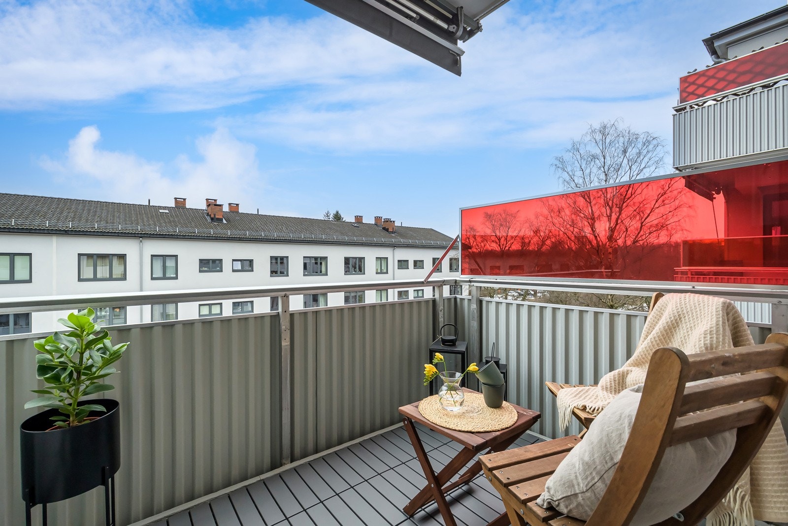 Fra stuen kommer du deg videre ut på den sydvestvendte balkongen på ca. 4 m², hvor solen skinner fra ca. kl. 12:30 til kveld (sommerstid). Galleribilde