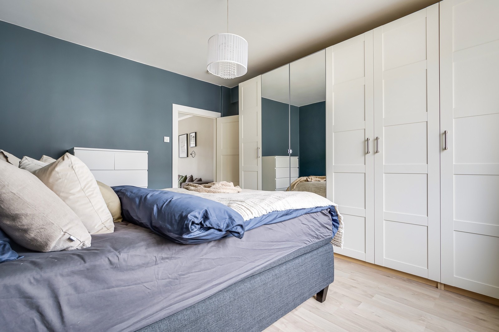 Rikelig med oppbevaringsplass i flere store garderobeskap som medfølger i handelen. Galleribilde