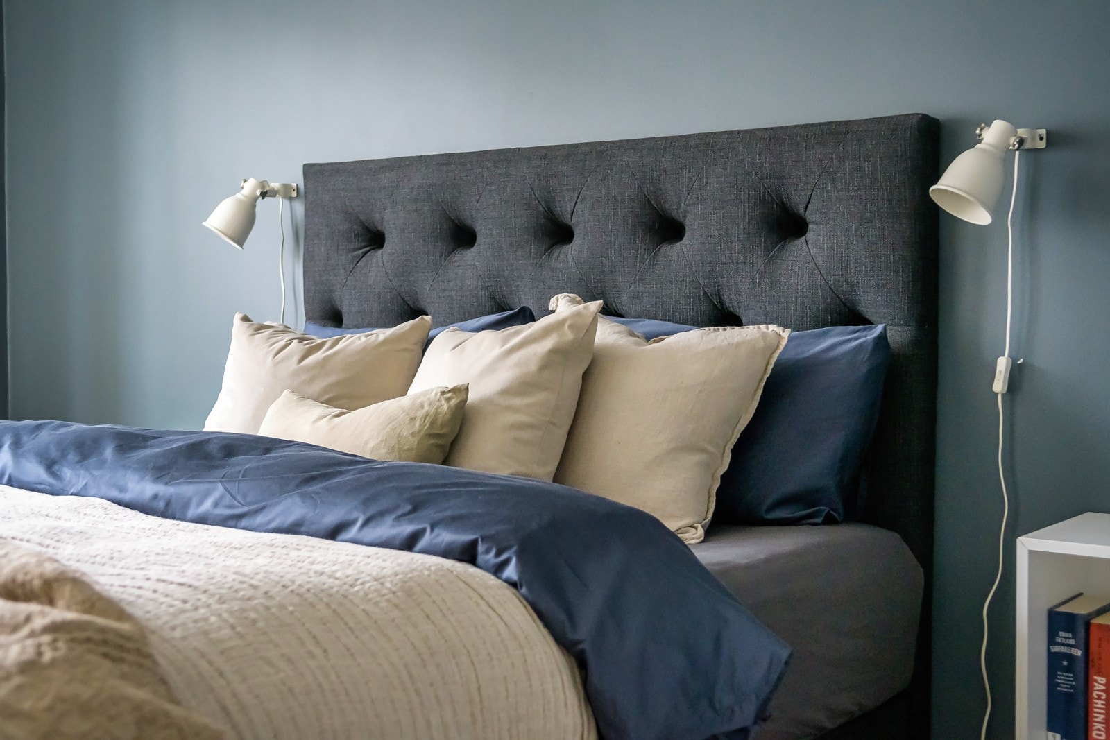 Soverommet har god standard med laminat på gulv og glatte overflater malt i en fin mørk blåfarge. Galleribilde