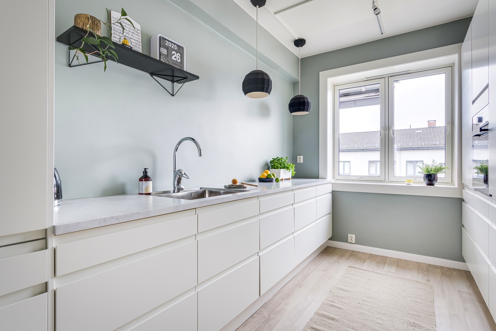 Stilren og fullt utstyrt kjøkkeninnredning fra 2015 med god skap- og benkeplass. Galleribilde