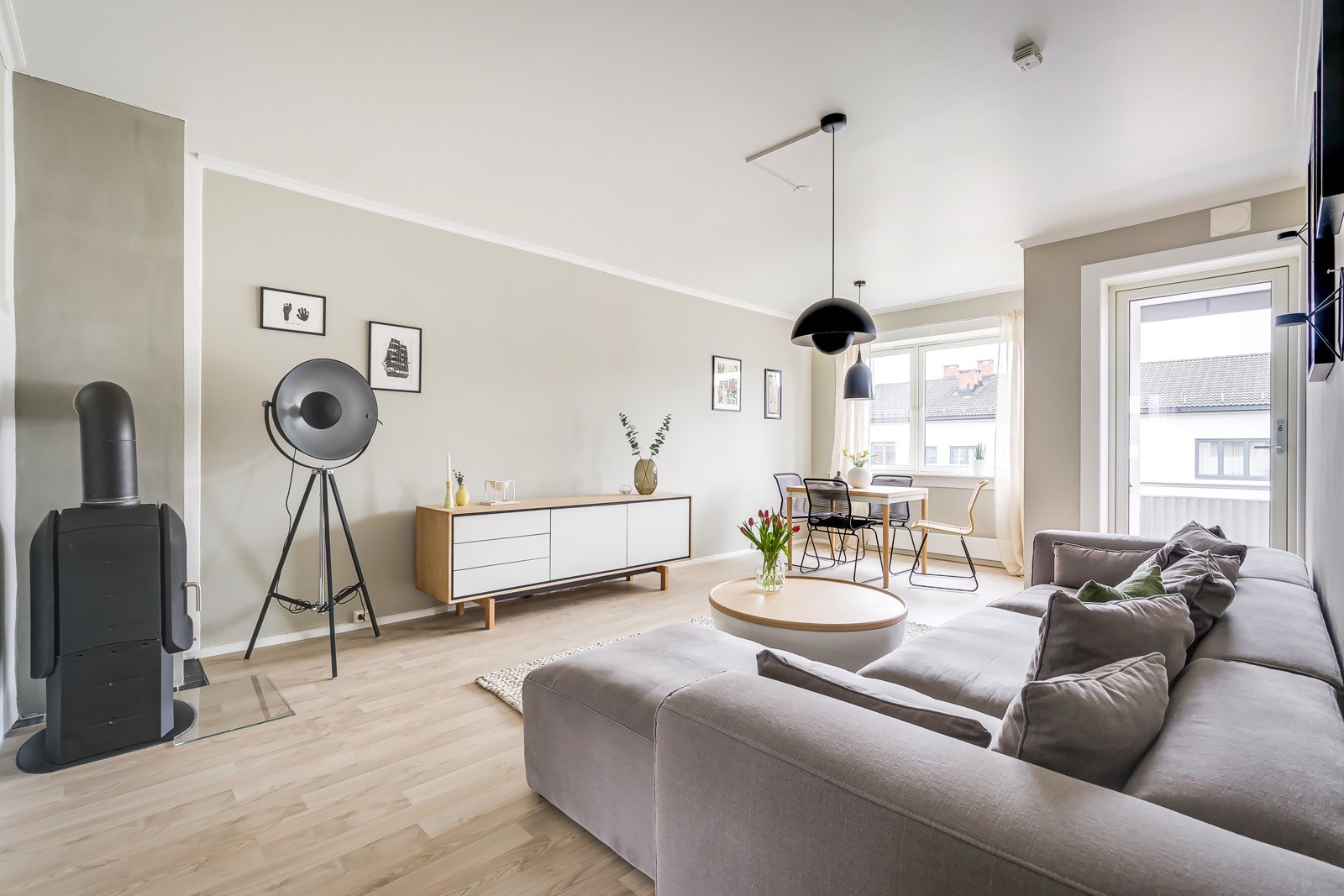 God plass til både en romslig sofagruppe, salongbord, mediemøblement (fibernett inkludert i felleskostnadene) og spisebord. Galleribilde