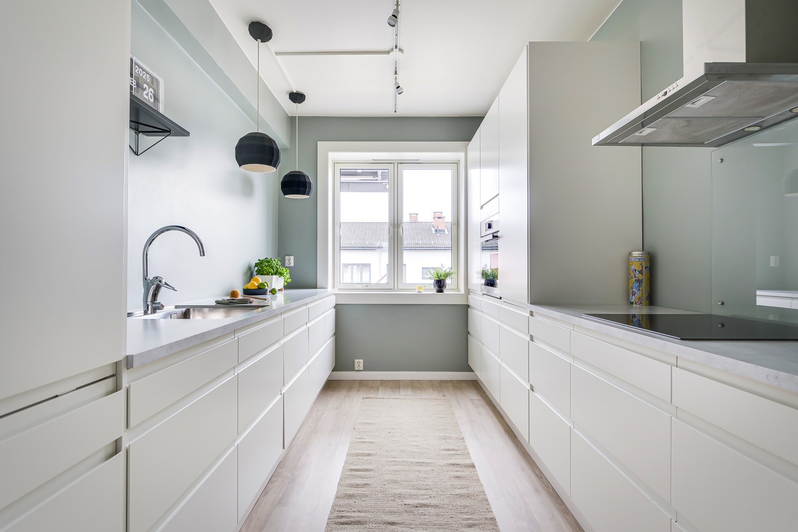 God og moderne standard med laminat på gulv og glatte overflater malt i en nydelig farge som harmonerer fint sammen med den lyse innredningen. Den store vindusflaten slipper inn rikelig med naturlig lys. Galleribilde