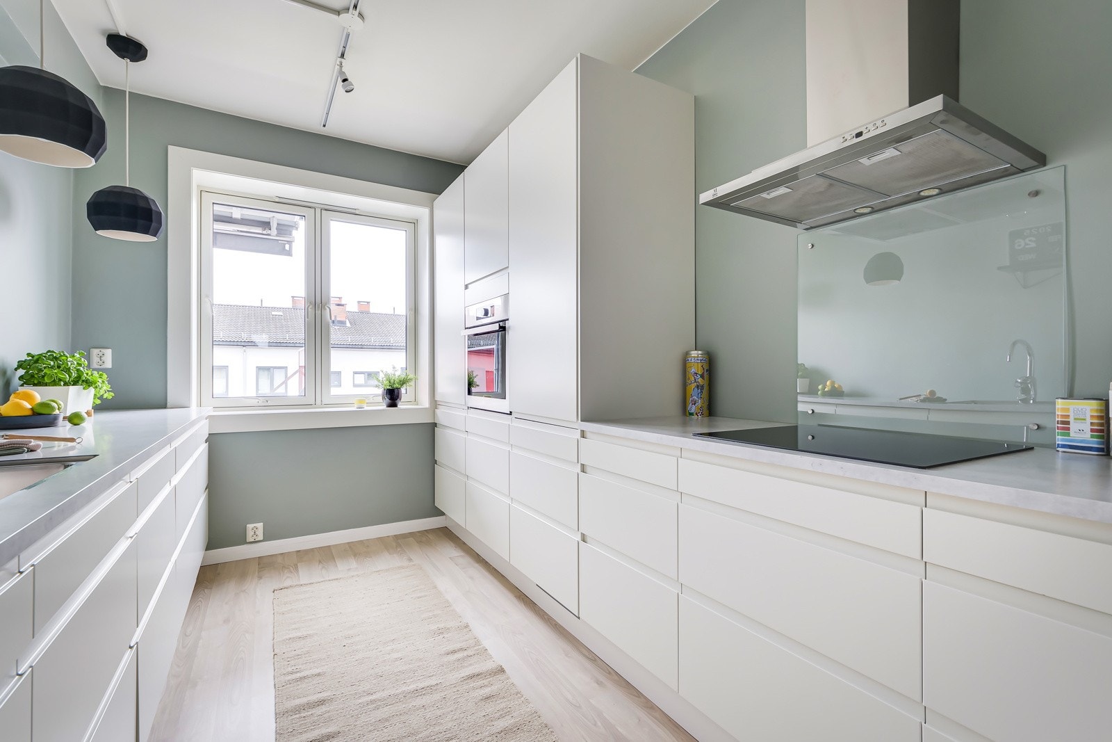 Praktisk med glassplate i benkeryggen ved platetoppen. Galleribilde