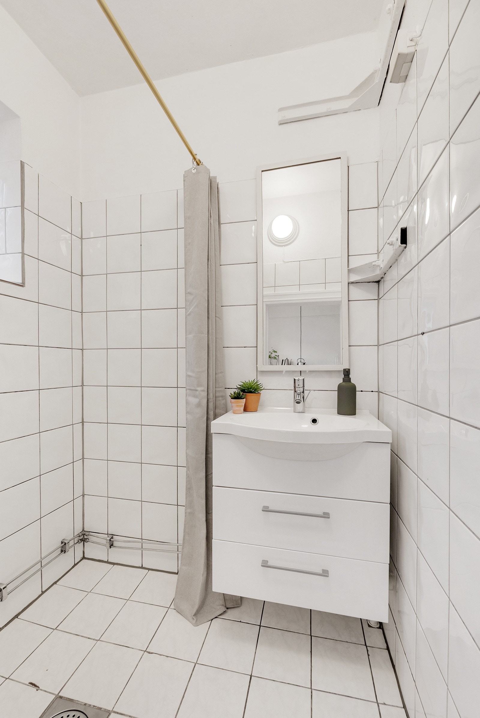 Innredning med vegghengt servant. Galleribilde