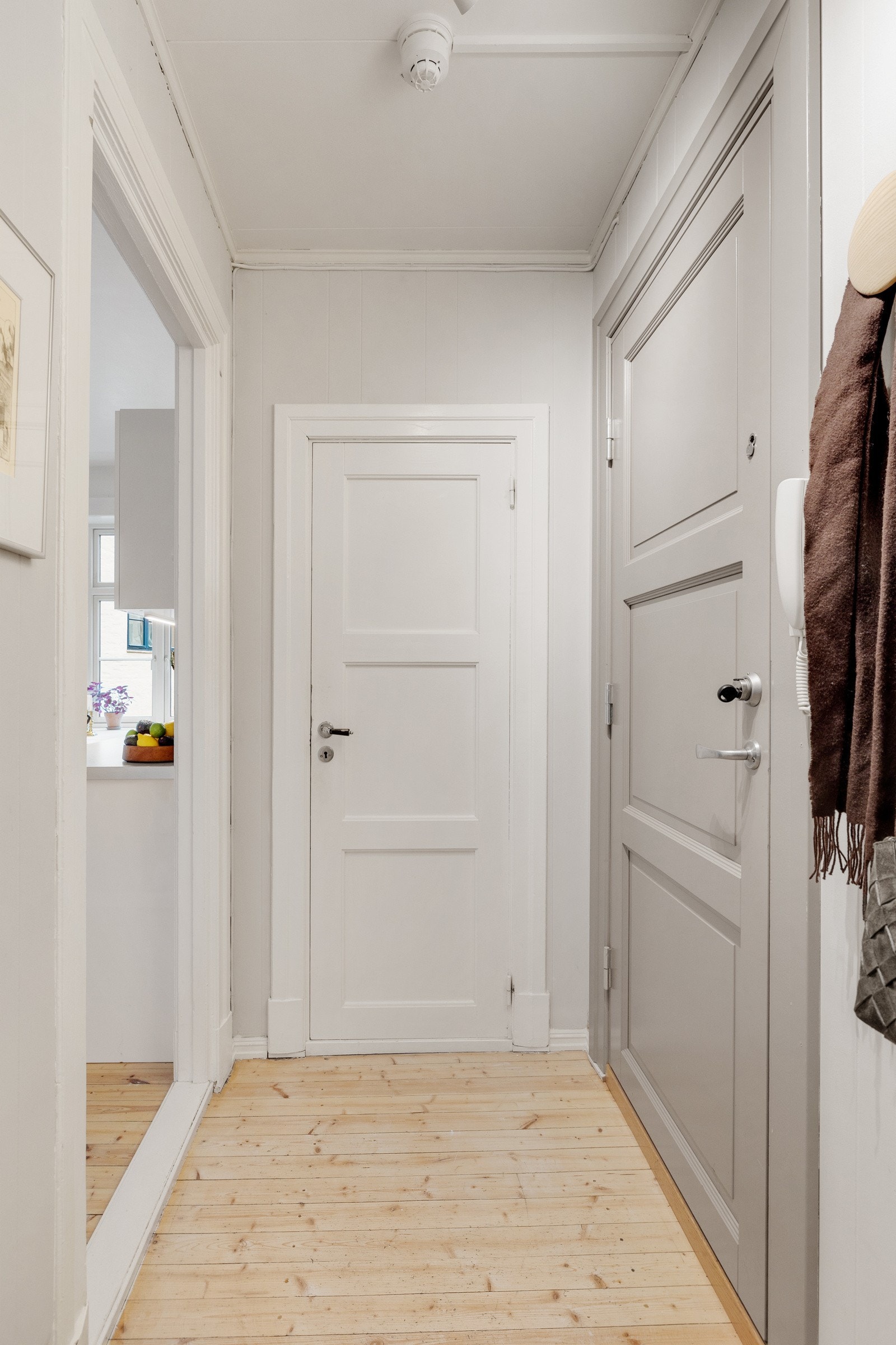 Det er god plass til oppheng av klær og sko. Galleribilde