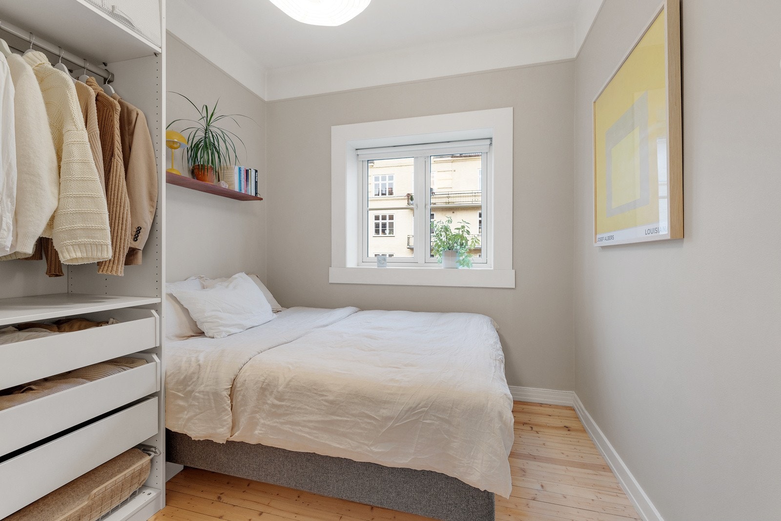 Praktisk garderobeløsning med god oppbevaringsplass. Galleribilde