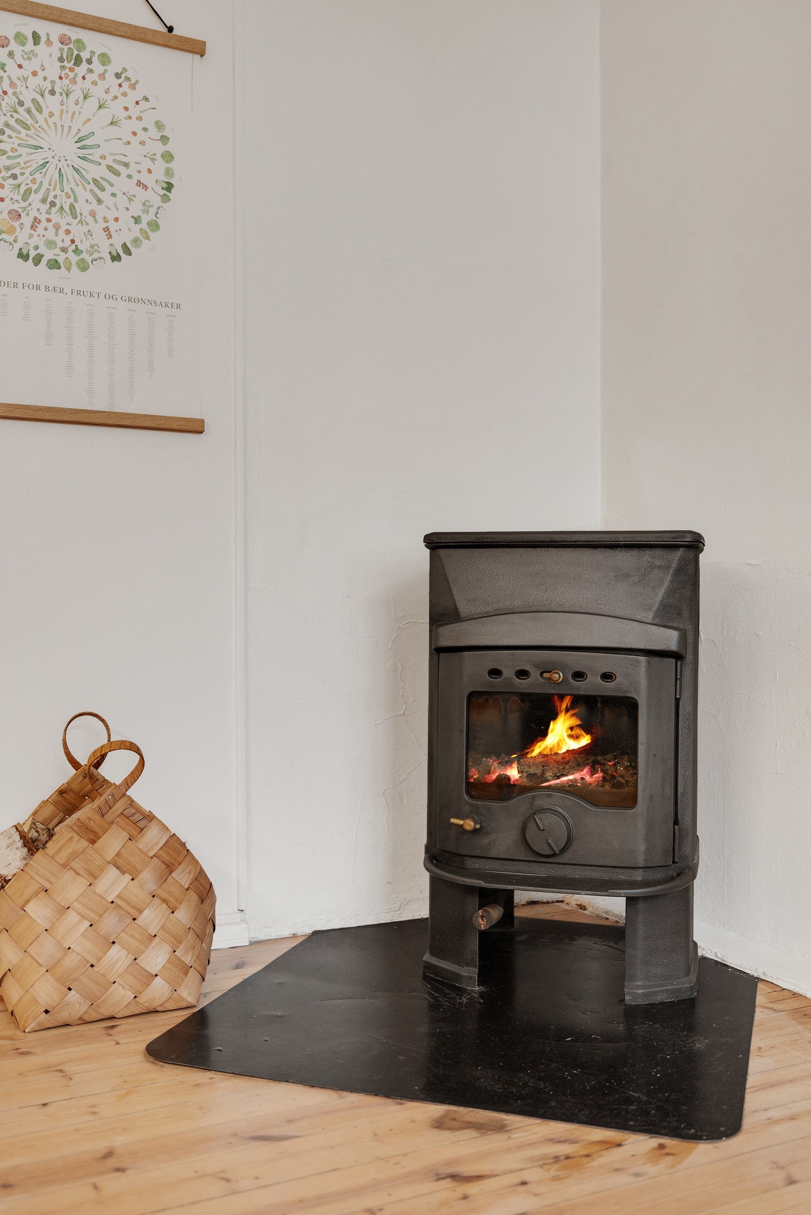 Det er vedovn på kjøkkenet som gir godt ved varme og skaper en lun atmosfære. Galleribilde