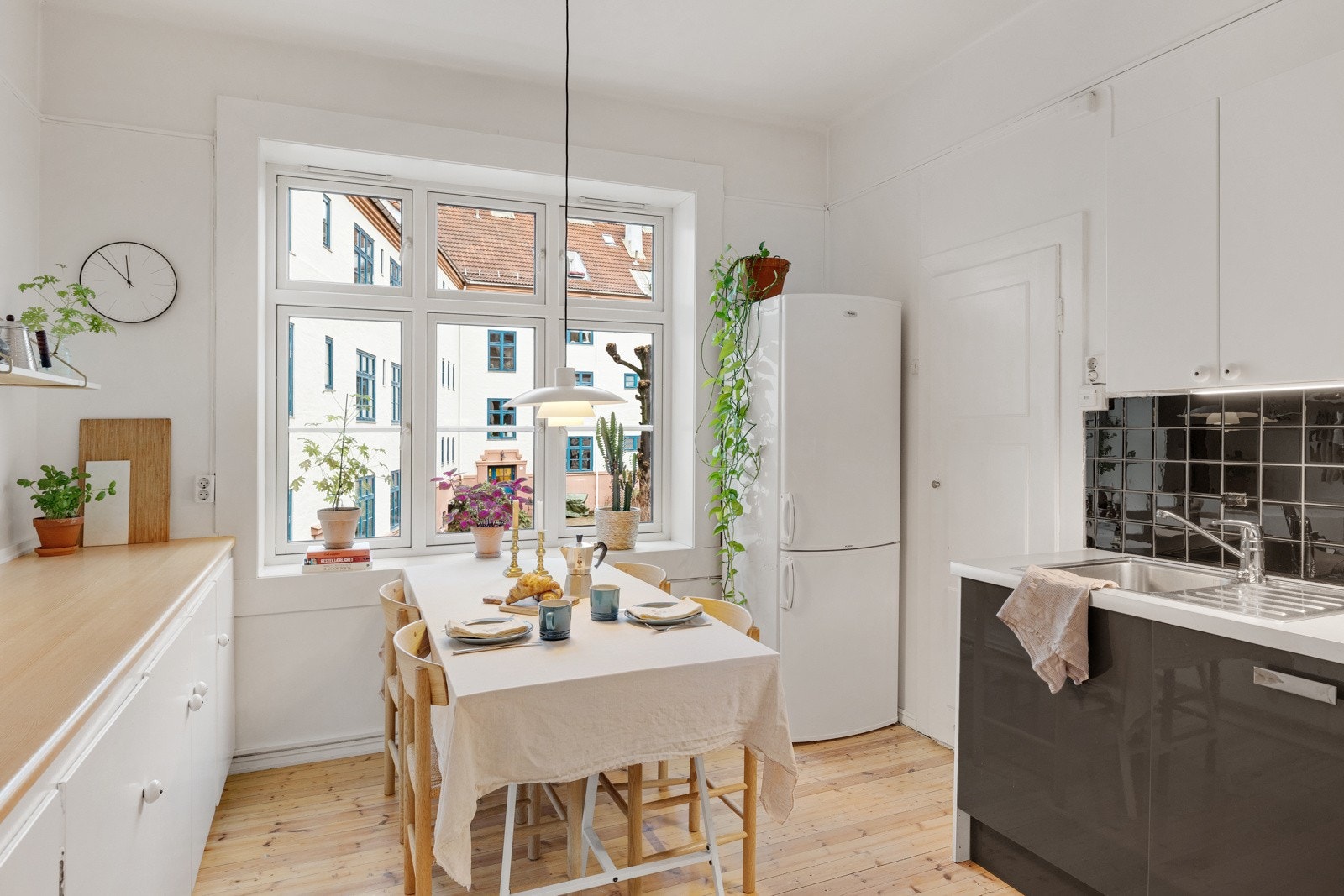 Det er mulig å flytte kjøkkenet ut til stuen, og dermed lage et ekstra soverom. Galleribilde