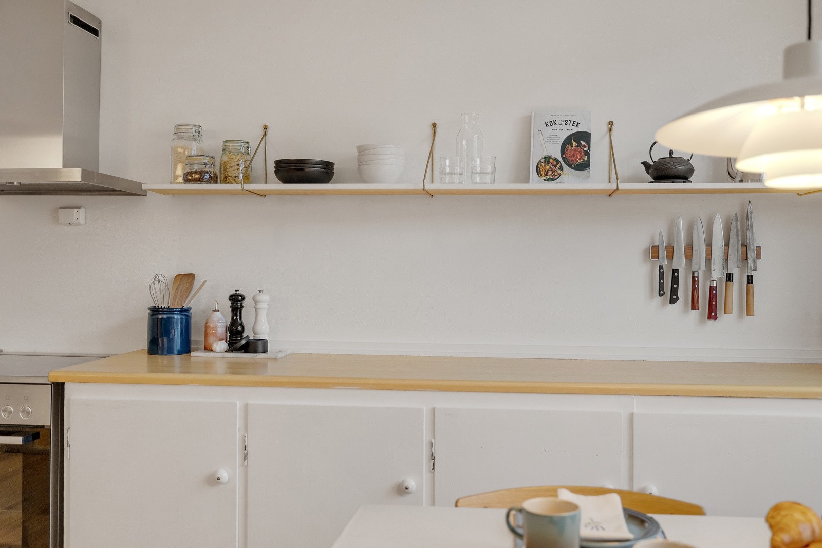 Innredning med glatte fronter, samt masse overflater å jobbe på Galleribilde