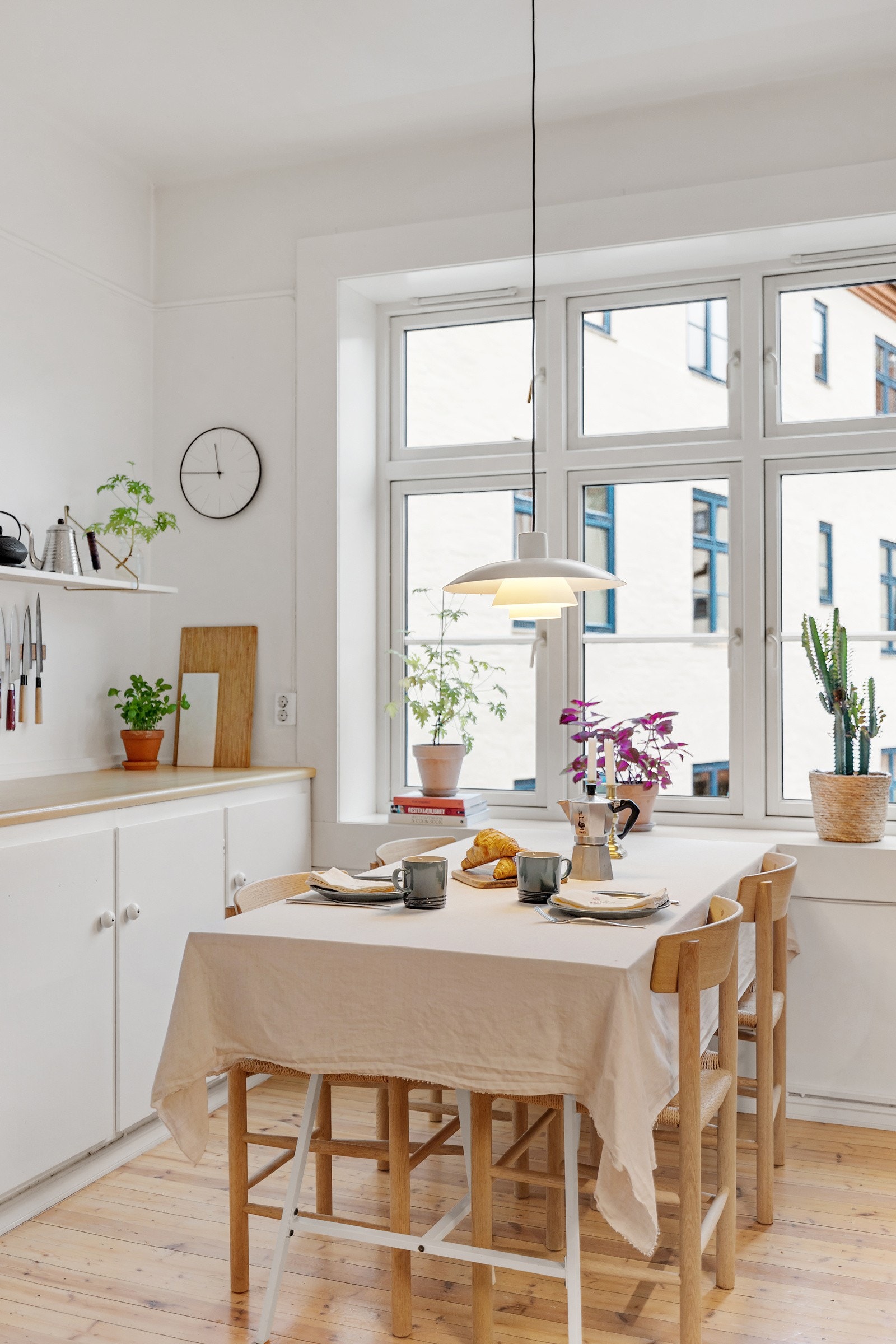 Det er god plass til spiseseksjon på kjøkkenet. Galleribilde