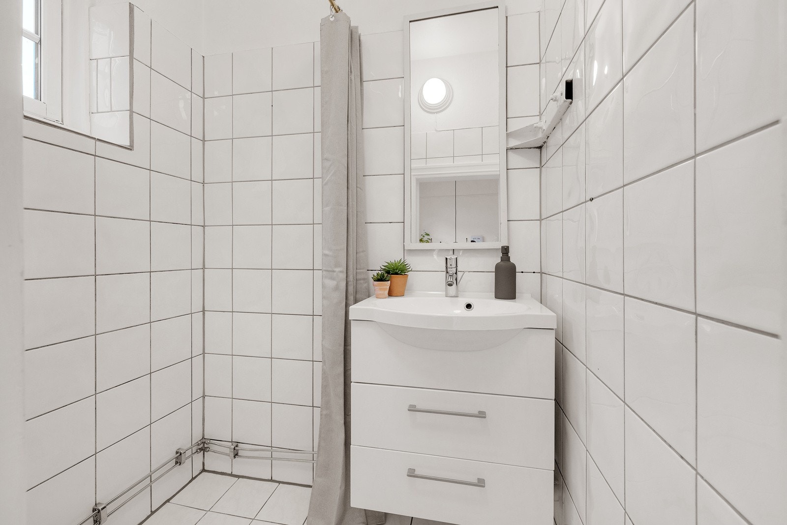 Fint flislagt bad med elektriske varmekabler i gulv. Galleribilde