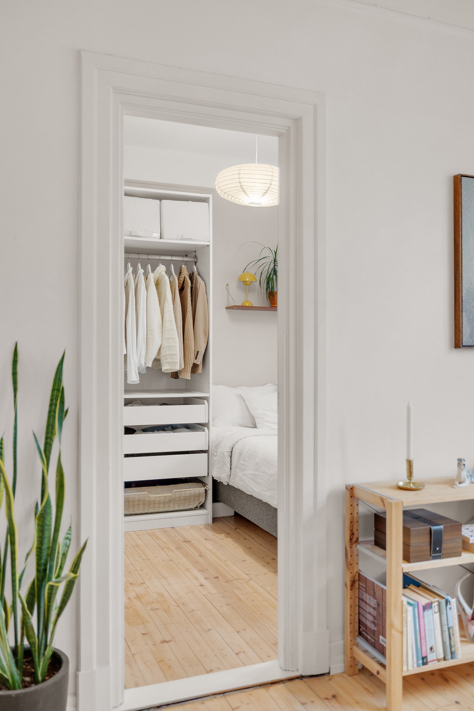 Fra stuen er det videre inngang til boligens soverom. Galleribilde