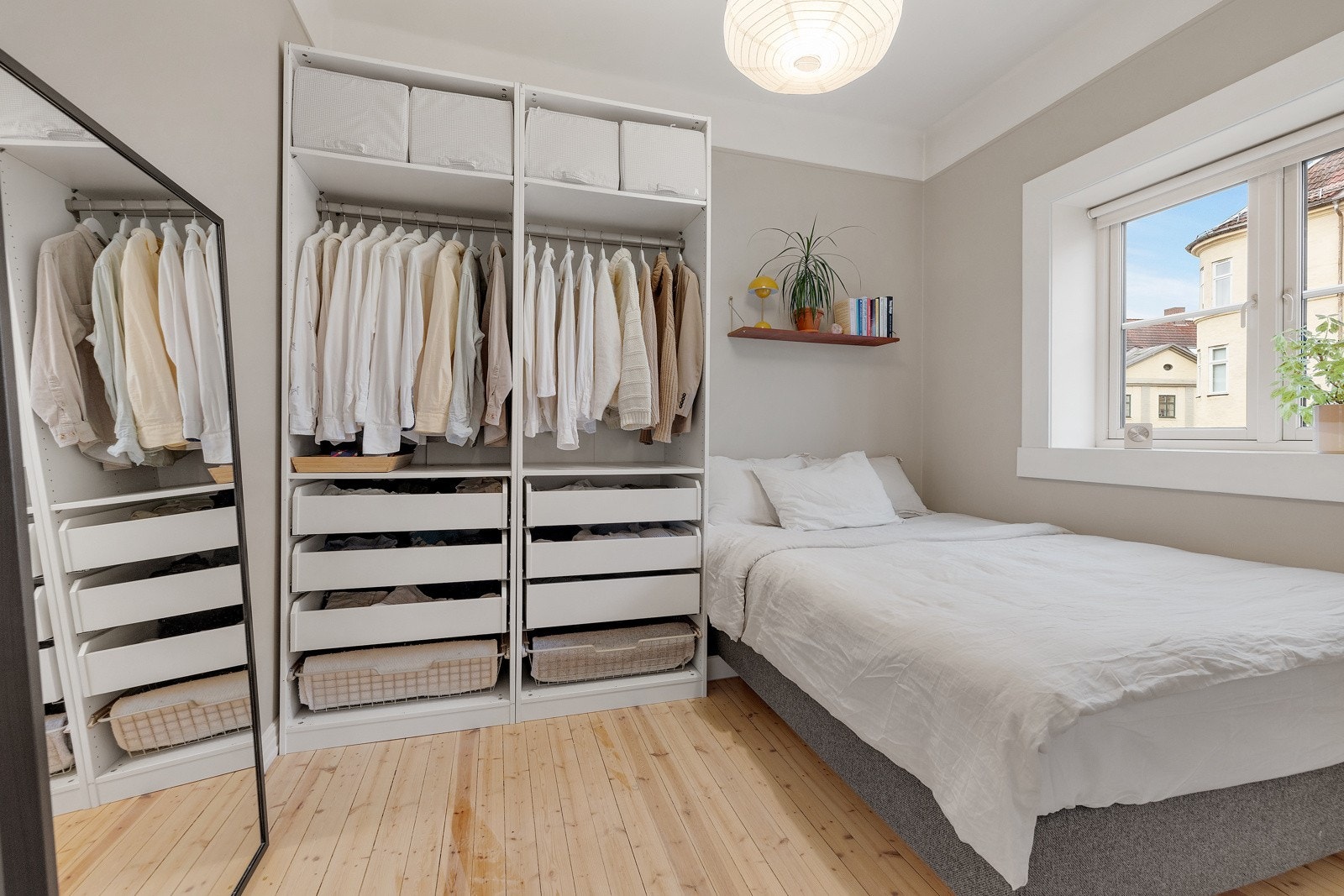 Soverommet er av god størrelse og har plass til dobbeltseng og garderobeskap. Galleribilde