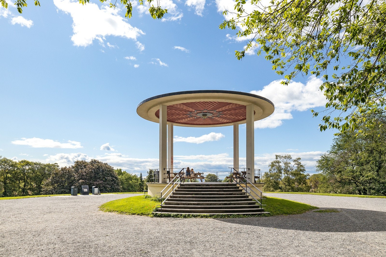 Sjarmerende Torshovparken er en kort spasertur unna boligen. Galleribilde