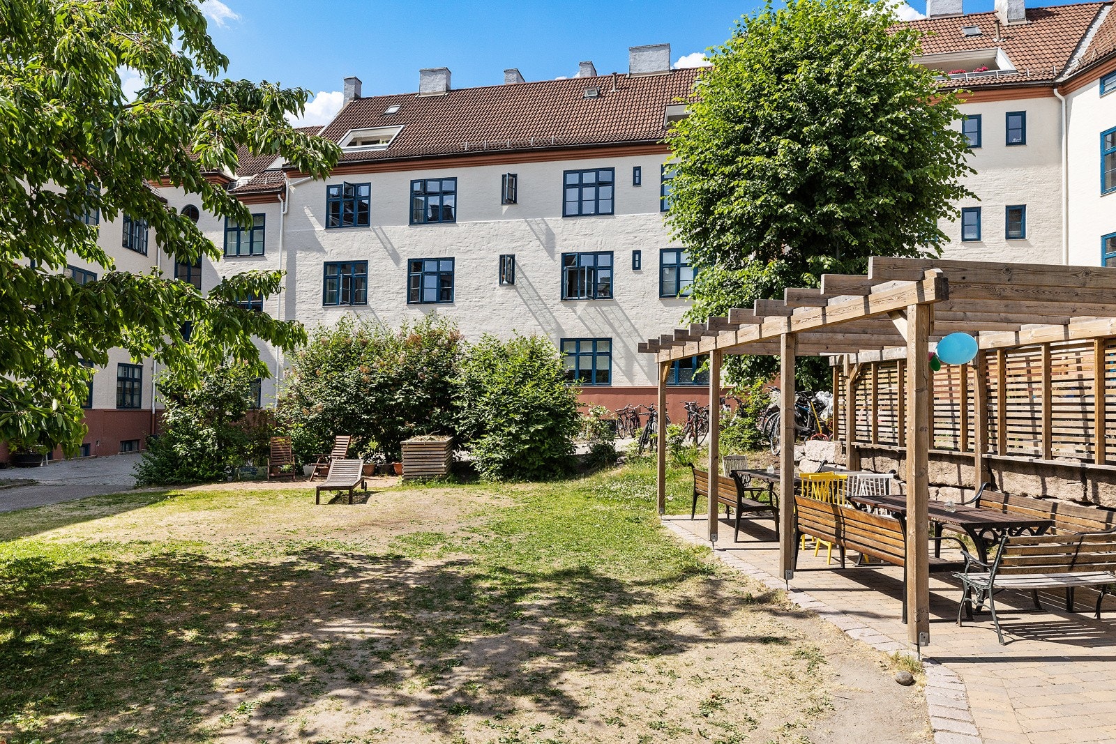 Trivelig og pent opparbeidet gårdsrom. Galleribilde