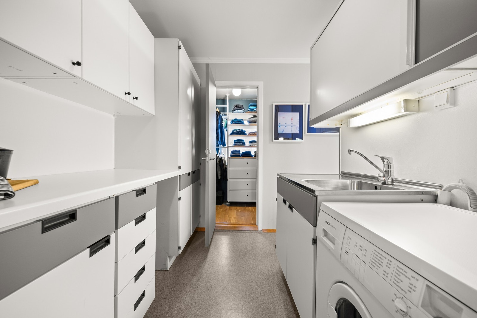 Fra grovkjøkkenet er det adkomst videre til et walk in closet Galleribilde