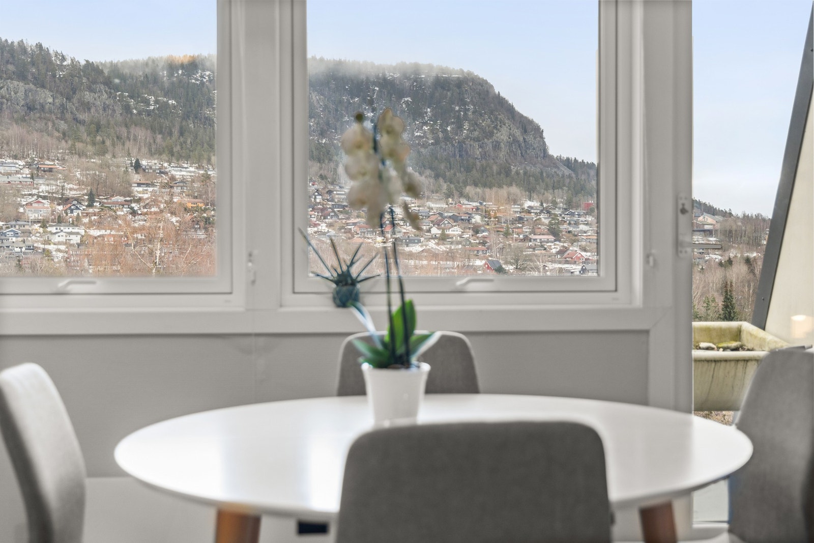 Fin utsikt fra kjøkkenvinduet. Galleribilde