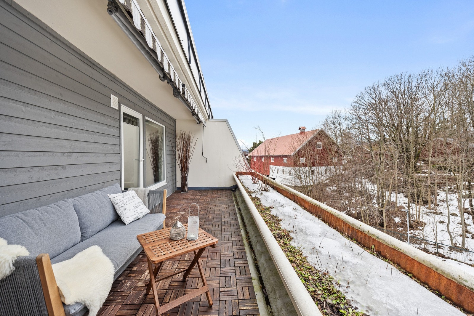 Fra stuen er det utgang til en solrik balkong Galleribilde