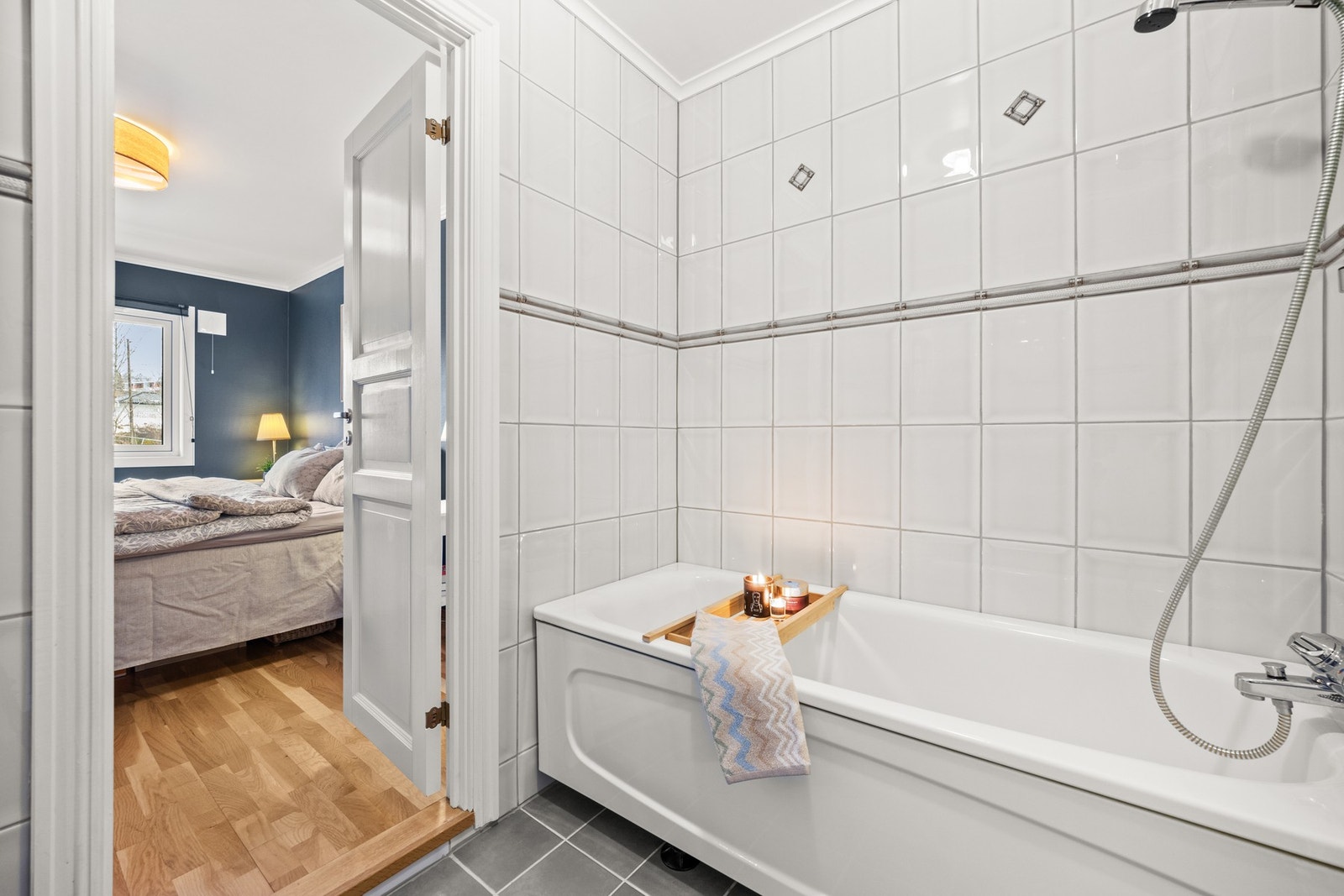 Fra soverommet er det adkomst direkte til badet. Galleribilde