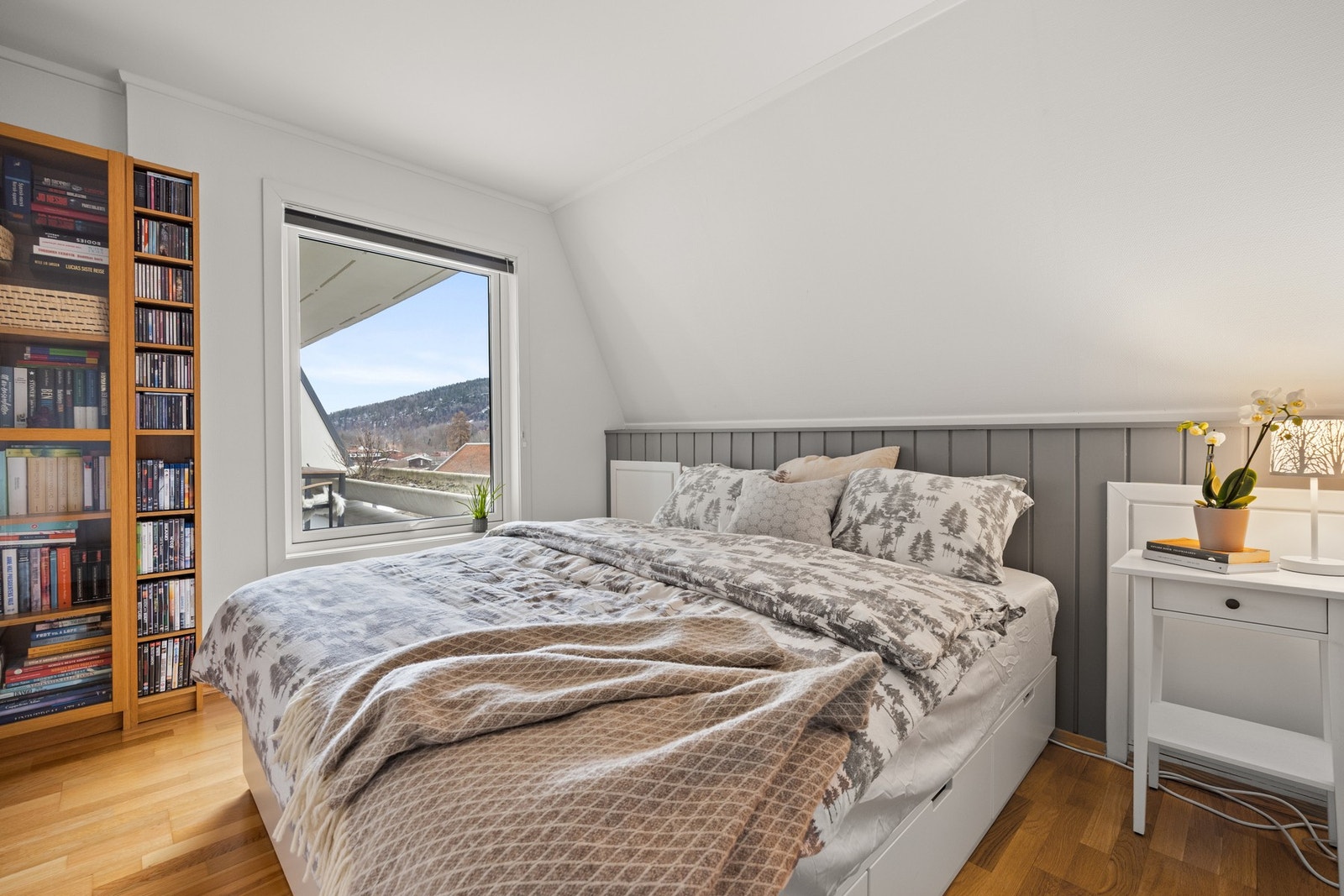 Soverom 1 med god plass til en stor seng og garderobeskap. Galleribilde