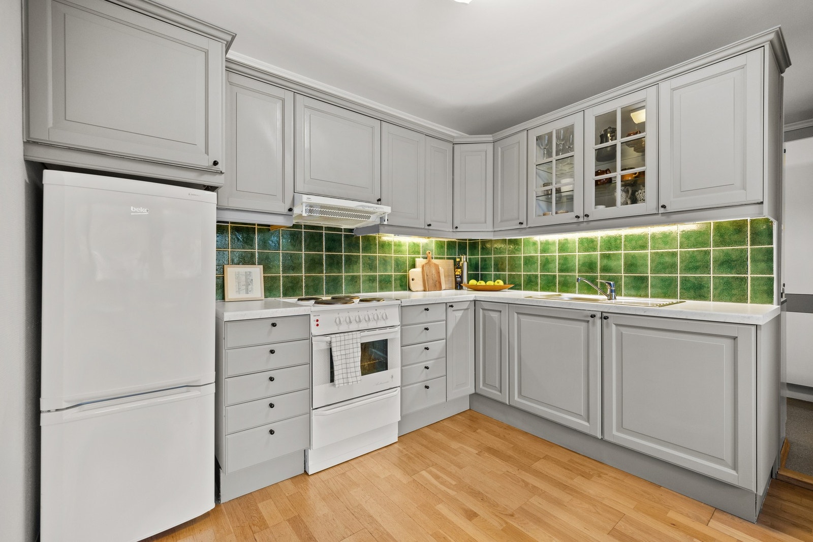 Kjøkkeninnredningen med profilerte fronter. Galleribilde