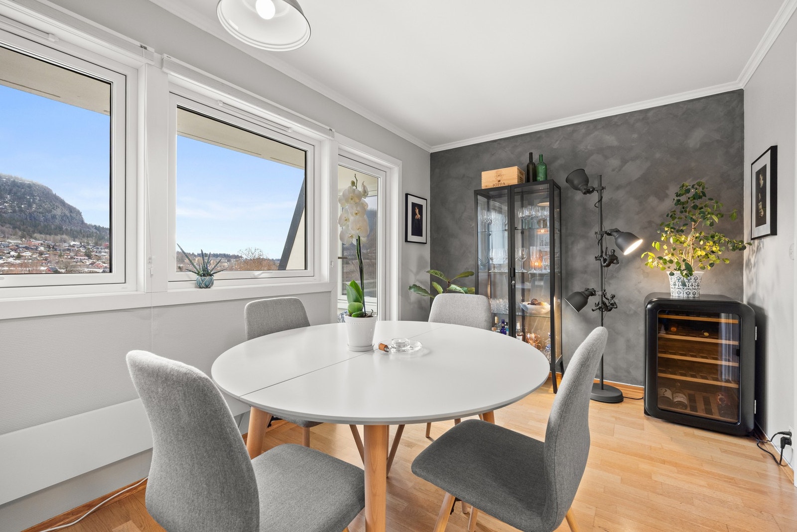 Det kommer inn godt med naturlig lys som skaper en god atmosfære i spisestuen Galleribilde